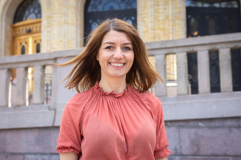 Politiker Guro Angell Gimse avbildet foran Stortinget.